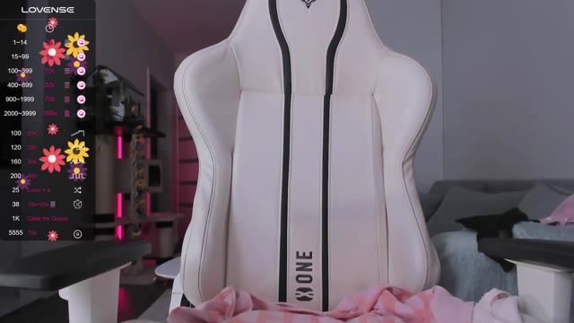 Mermaidrozalia - Blonde se masturbe avec un jouet sur sa chaise de gaming